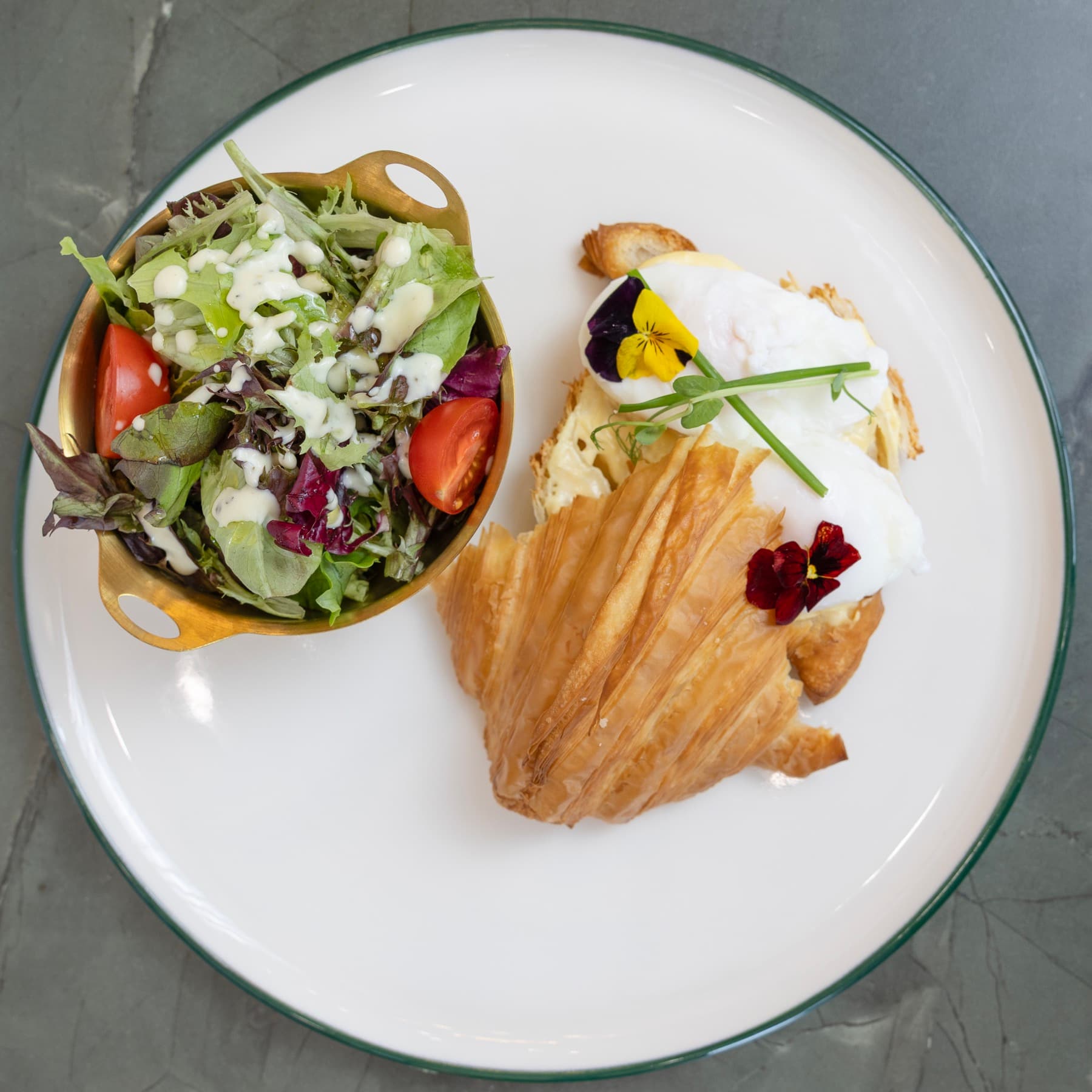 Eta Bakery Benedict Kruvasan