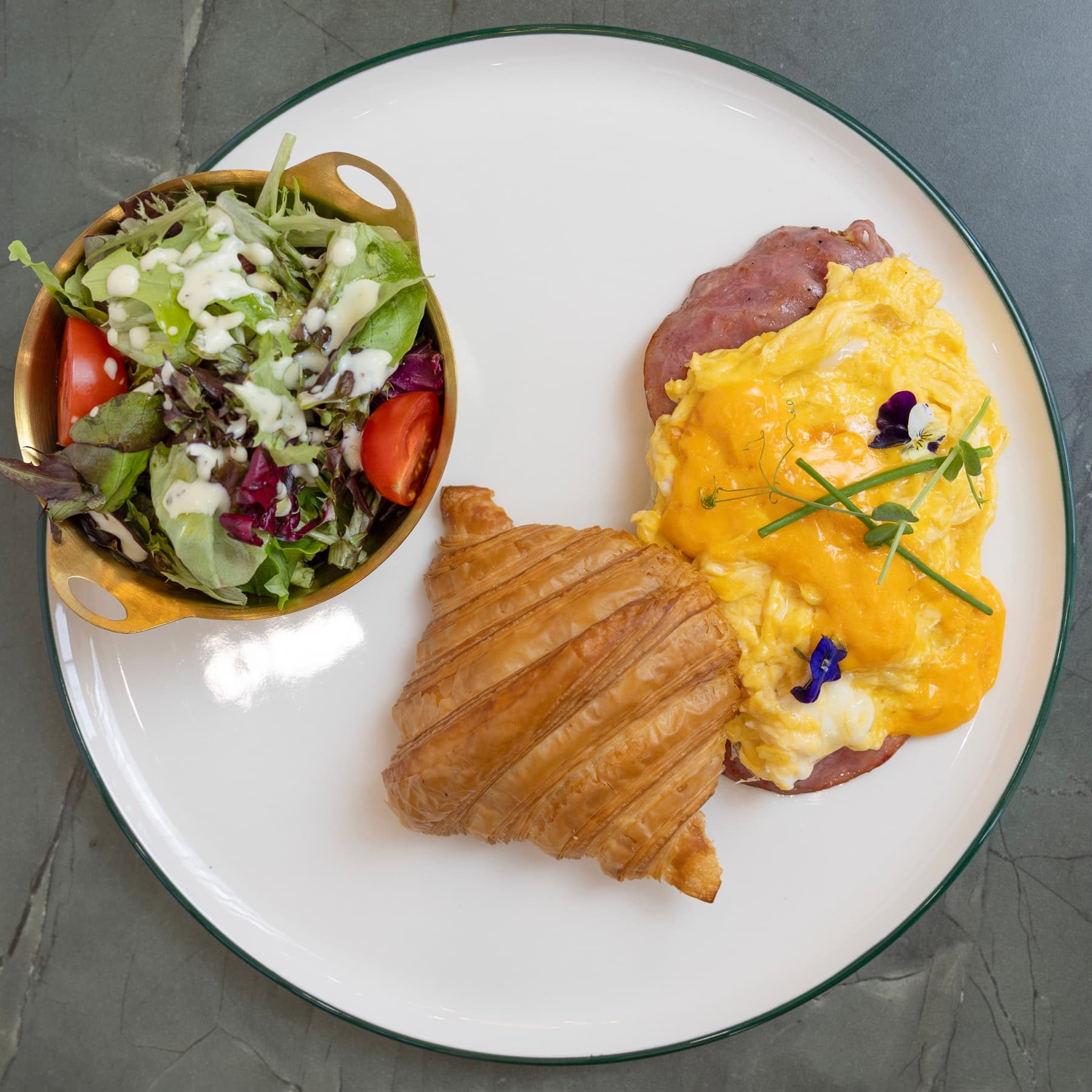 Eta Bakery Roast Beef Scramble Egg Kruvasan