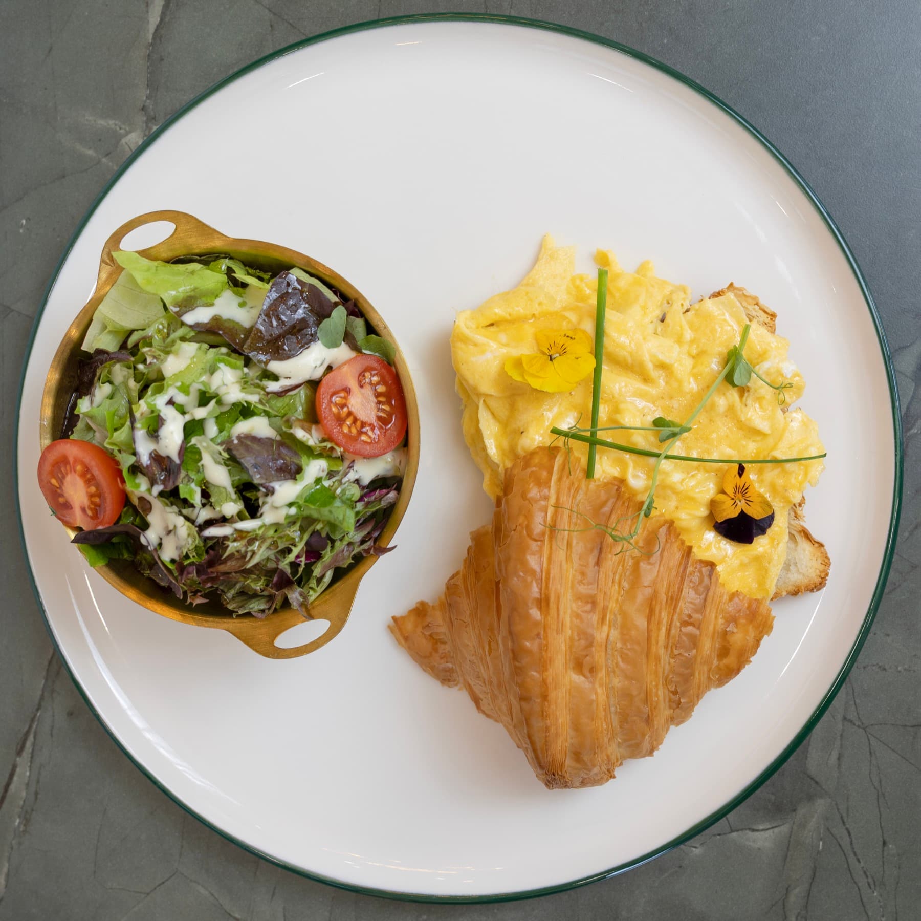 Eta Bakery Scrambled Eggs Kruvasan
